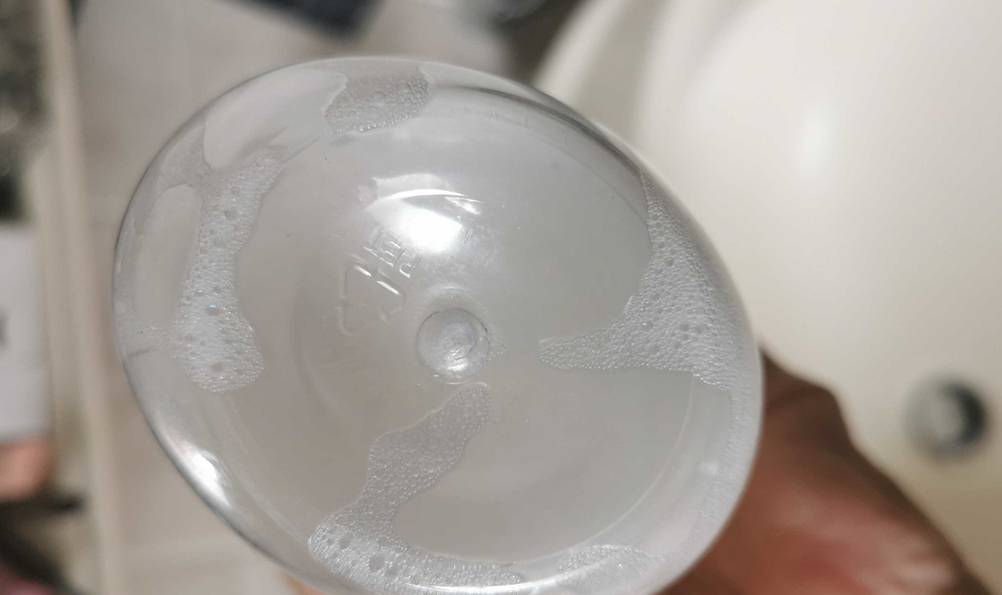 Mizellenwasser-Test: Flasche von Mizellenwasser von unten ersichtlich.