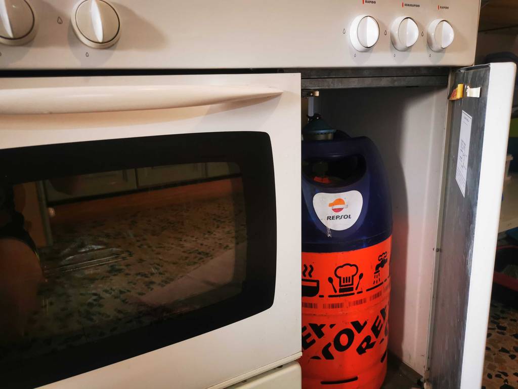 Das getestete 5-flammige Gaskochfeld auf einem weißen Küchenherd mit Backofen inklusive einer seperaten Gasflasche.