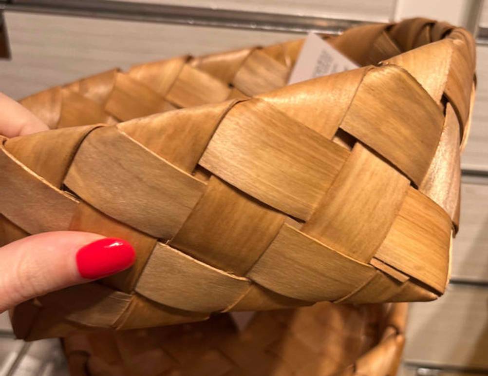 Brotkorb getestet: Brotkorb von der Seite wird vor einem anderen Brotkorb gehalten.