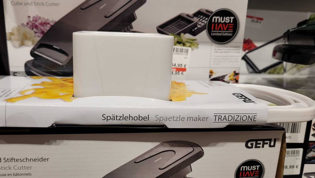 Der obere Teil der getesteten Spätzlehobel in Nahaufnahme.