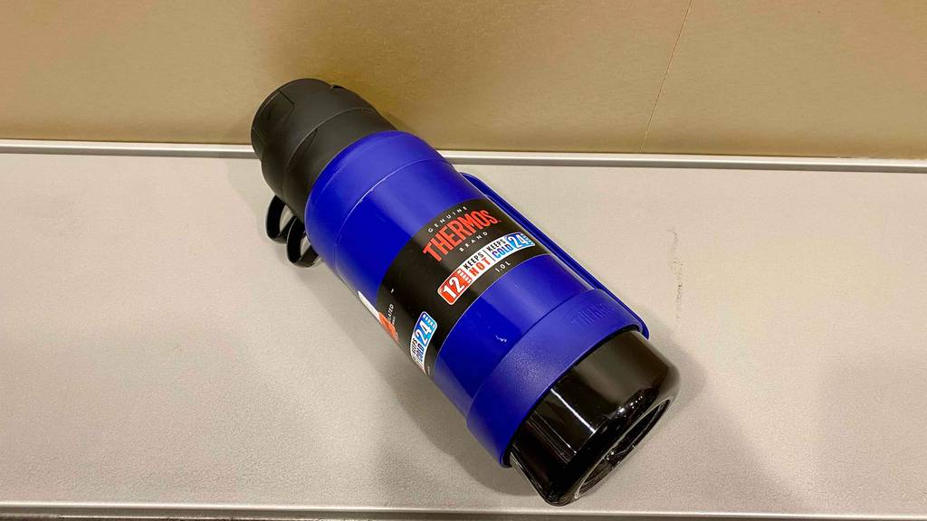 Outdoor-Thermoskannen -Test: eine geschlossene Outdoor-Thermoskannen liegt auf einer hellen Fäche.