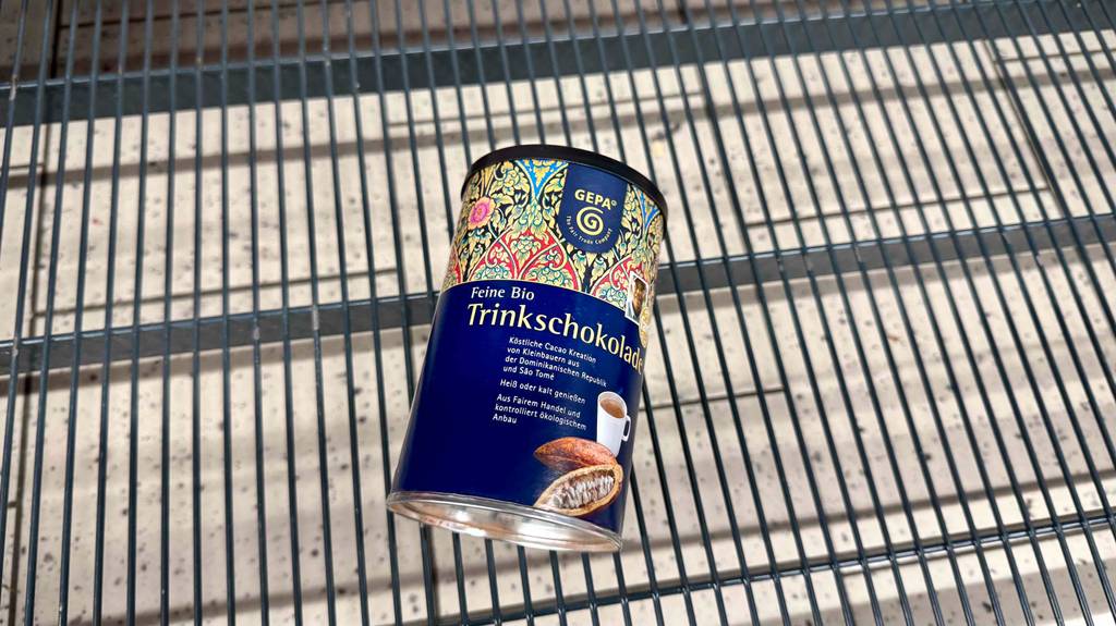 Bio-Trinkschokolade im Test: Eine Dose Bio-Trinkschokolade liegt in einem Regal.