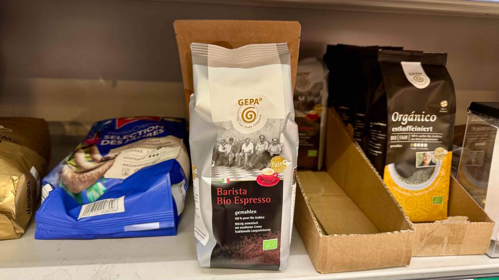 Eine Packung getesteter Gepa-Kaffee steht in einem Regal neben anderen Produkten.