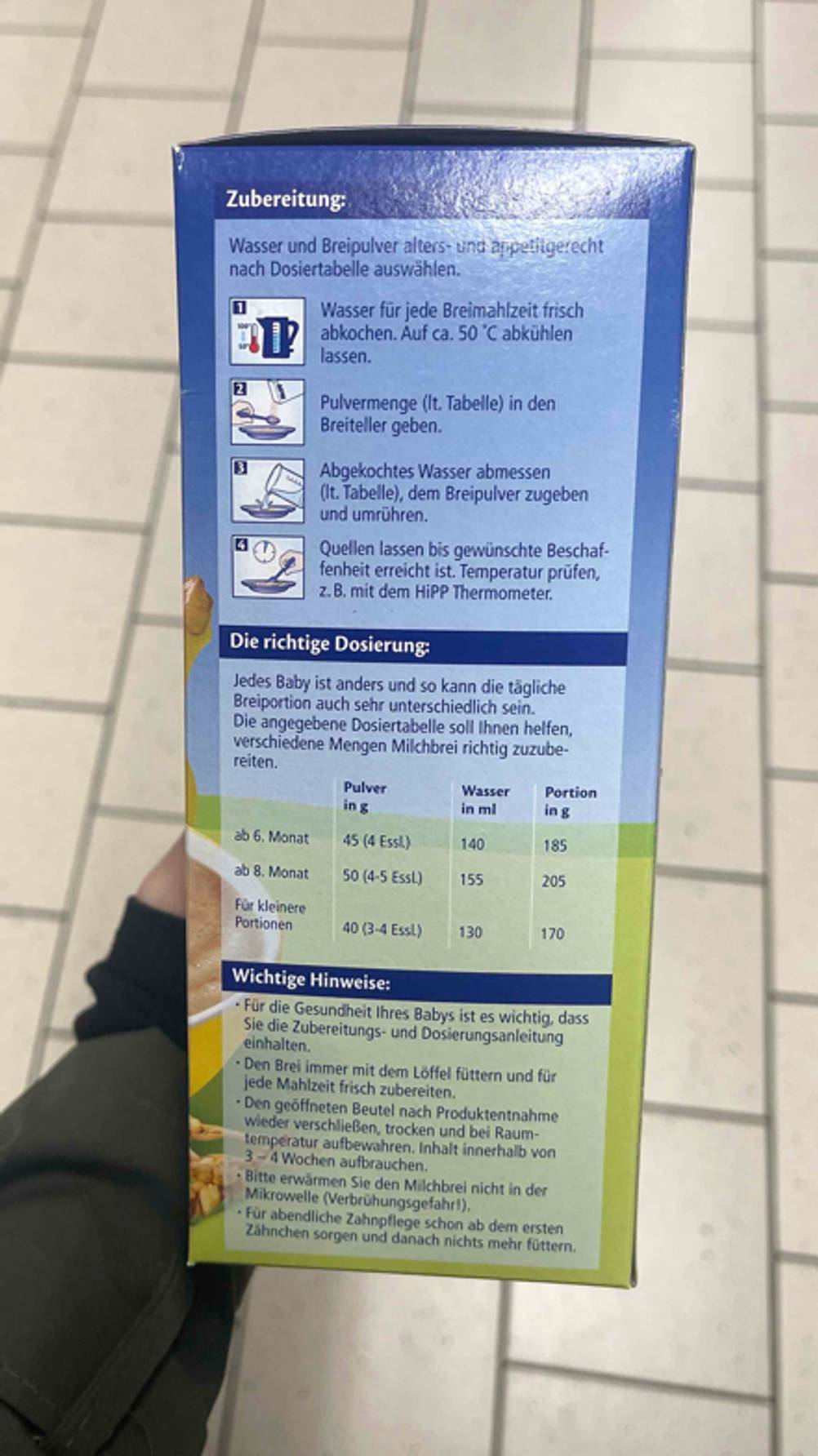 Die Zubereitung und richtige Dosierung auf der Verpackung des getesteten Getreide-Obst-Breis im Fokus.