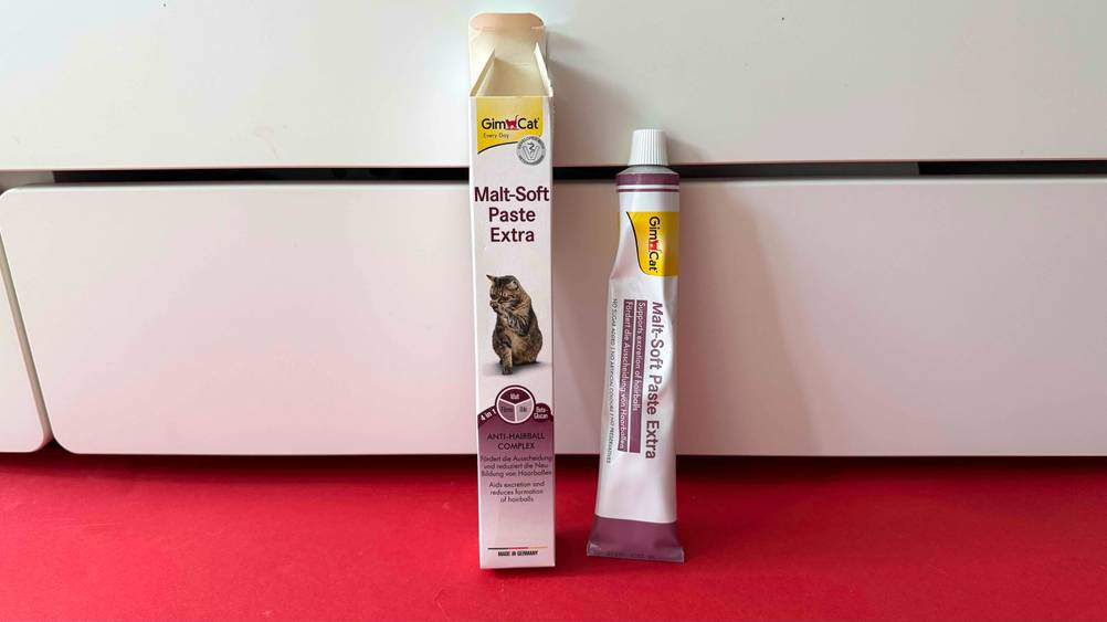 Die Verpackung ist neben der getesteten Malzpaste für Katzen platziert.
