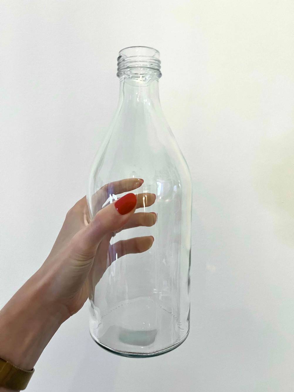 Wasserkaraffe im Test: Eine Hand hält eine Wasserkaraffe vor eine helle Wand