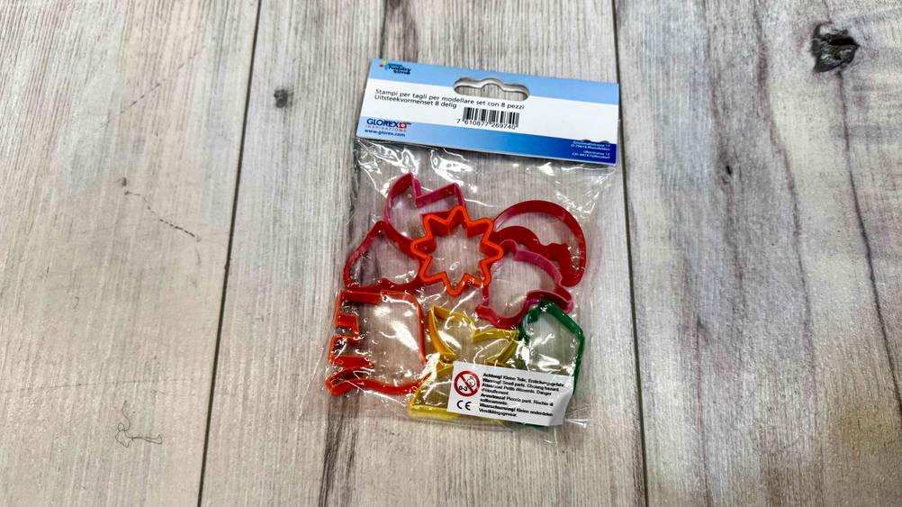 Die getesteten Ausstechformen in bunter Farbe liegen in der Verpackung auf einer Fläche, die eine Holzoptik aufweist.