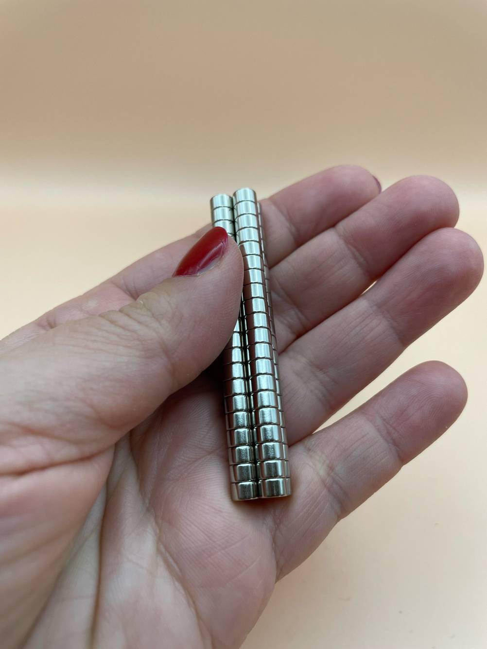 Die getesteten Kühlschrankmagnete liegen in einer Handfläche.