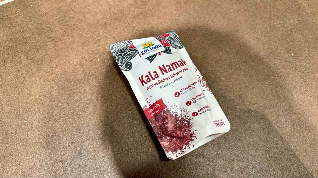 Test: veganes Kala-Namak liegt in der Tüte auf dem Boden.