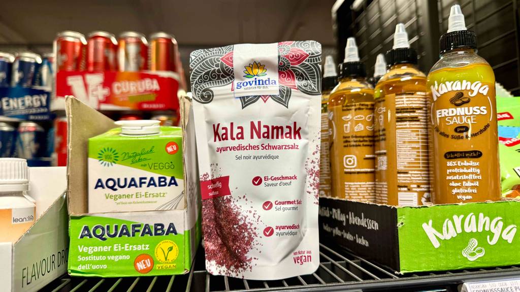 Test: Eine Tüte Kala-Namak steht in einem Regal neben anderen Lebensmitteln.