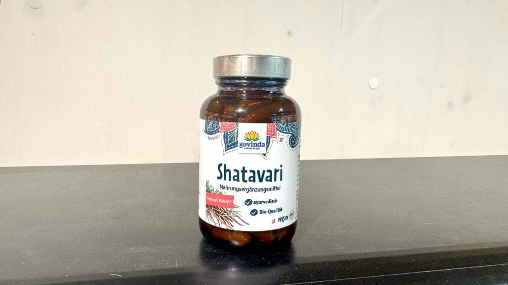 Shatavari-Test: Eine braune Dose mit dem Nahrungsergänzungsmittel steht vor einer weißen Wand.