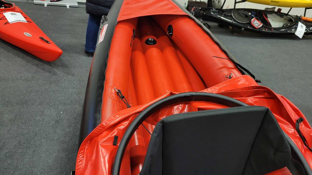 Aufblasbares-Kajak im Test: Innenaufnahme eines orangefarbenes Kajaks.