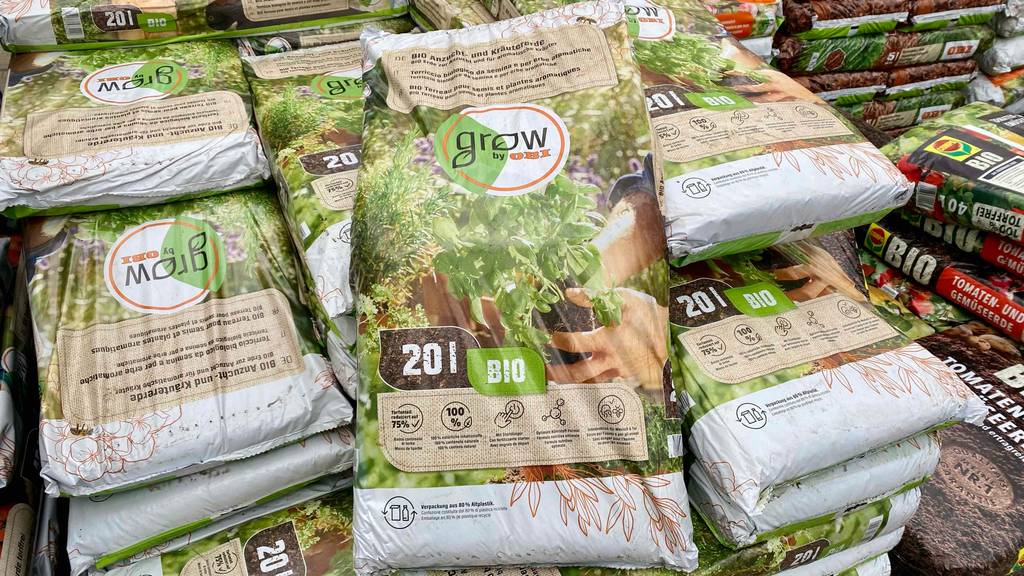 Anzuchterde getestet: mehrere Packungen Anzuchterde aufeinander gelegt mit 20 Liter Inhalt.