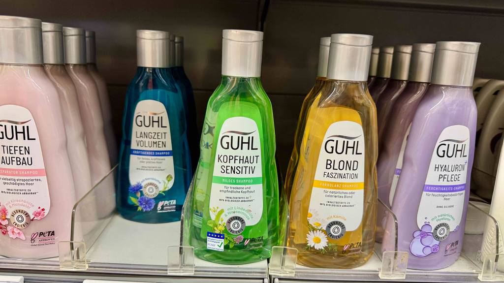 Mildes Shampoo-Test: mehrere Shampoos der Marke Guhl stehen in einem Regal.