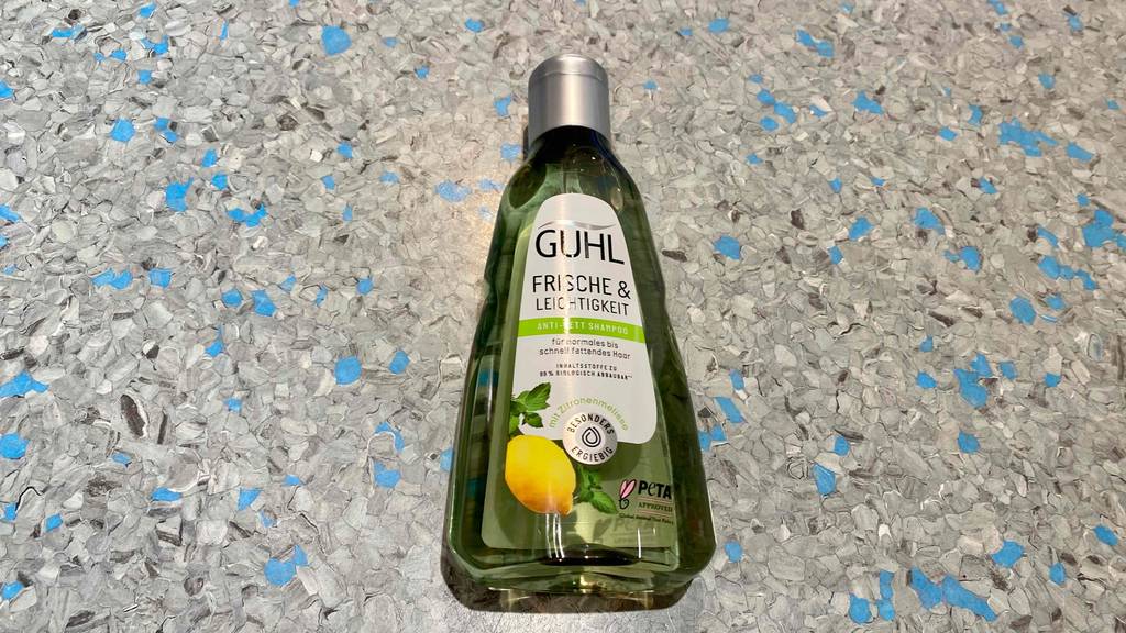 Guhl-Shampoo im Test: Getönte Shampoo-Flasche liegend.