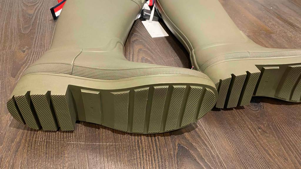 Gummistiefel-Damen-Test: Khaki farbende Gummistiefel liegen auf dem Boden - Sohle im Fokus.