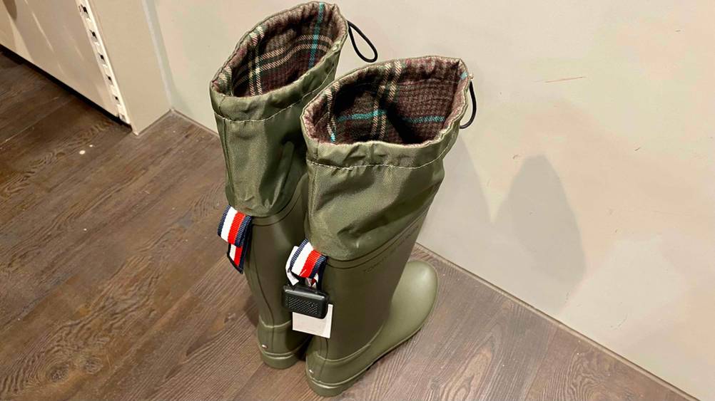 Gummistiefel für Damen im Test: stehend von der Rückseite, mit Schnürverschluss am Schaft.
