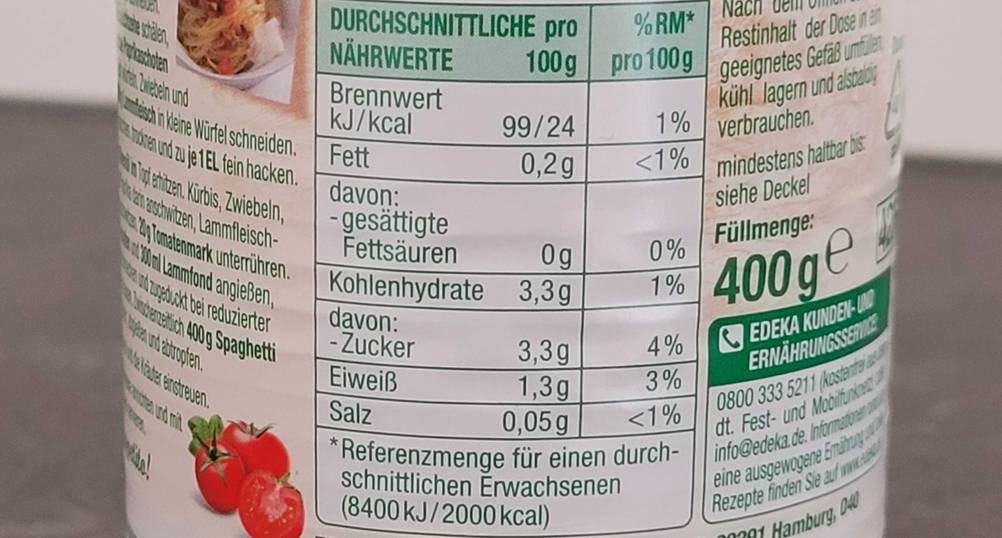 Im Test: Nahaufnahme Nährwerte einer Dose gehackte Tomaten.