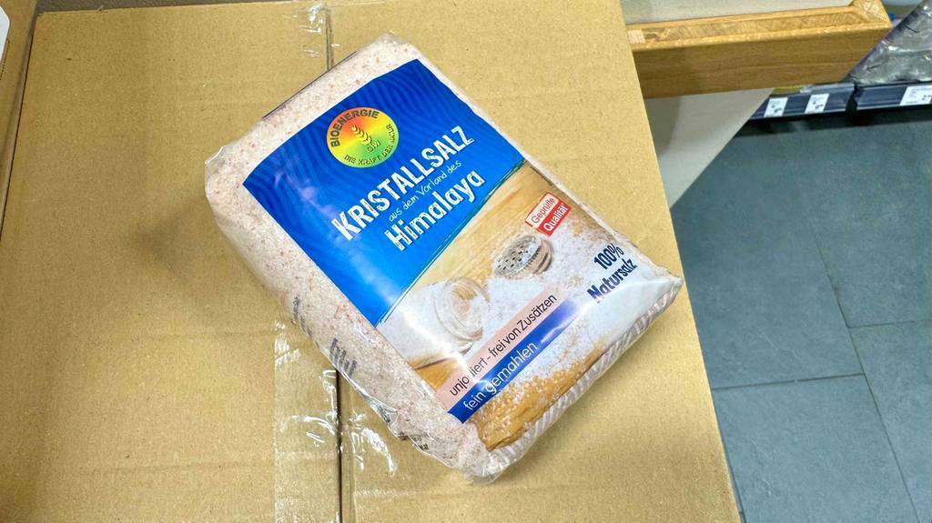 Getestet: Eine Packung Himalaya-Salz liegt auf einem Karton.