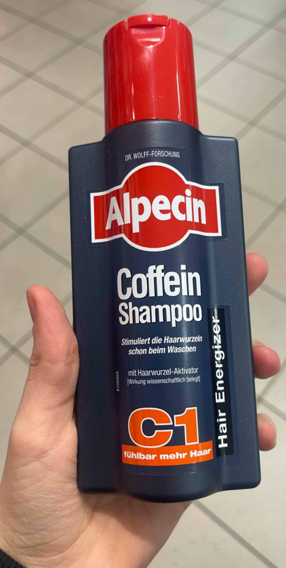 Das getestete Haarwachstum-Shampoo von Alpecin von vorn ersichtlich.