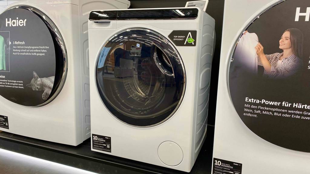 eine getestete Waschmaschine mit 5 kg, steht in einem Geschäft neben anderen Modellen.