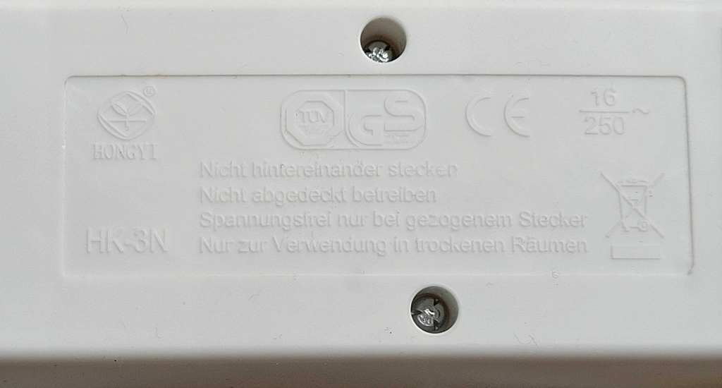 Steckdosenleiste im Test: Rückseite einer weißen Steckdosenleiste mit Hinweisen darauf ersichtlich.
