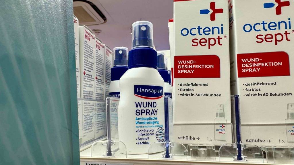 Test: Wundsprays stehen in einem Regal einsprtiert.