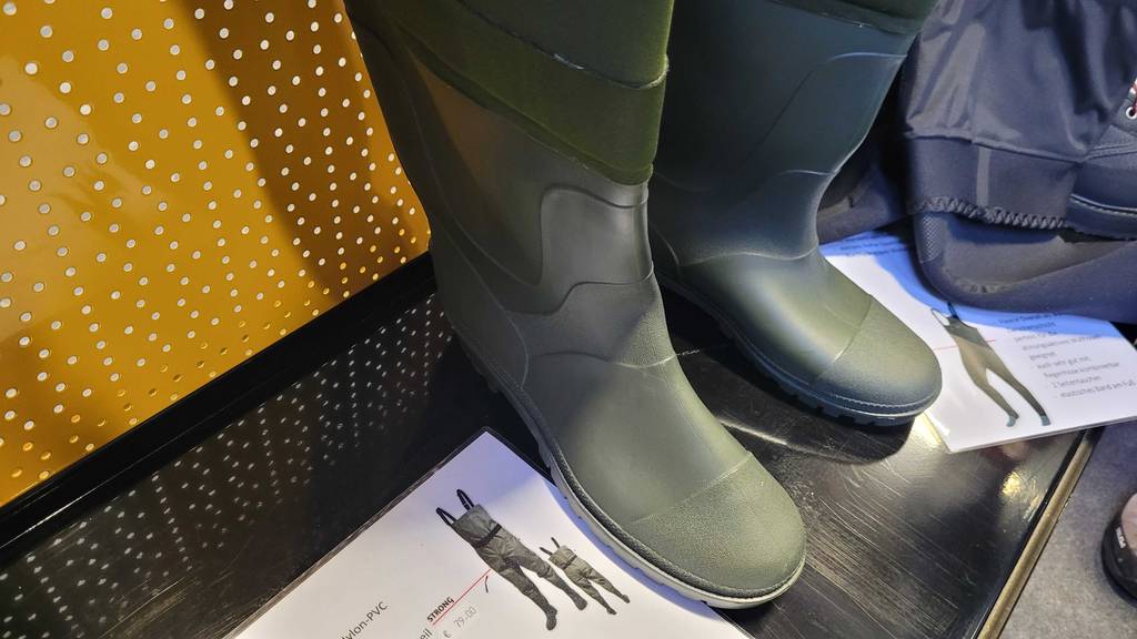 Wathose-Test: Detailaufnahme der Gummistiefel einer Wathose.