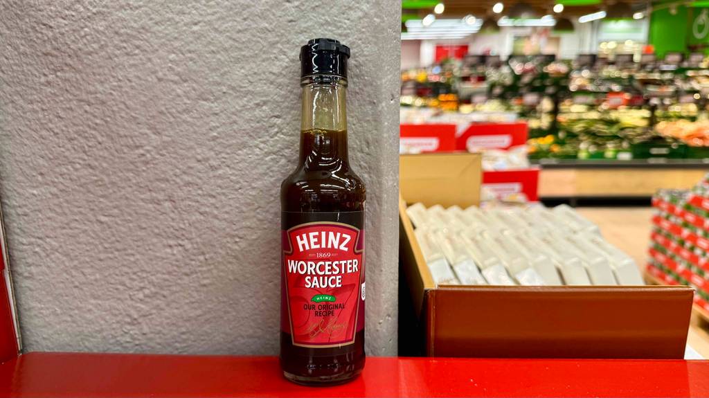 Test: Eine Worcestersauce von Heinz steht vor einer Wand in einem Geschäft.