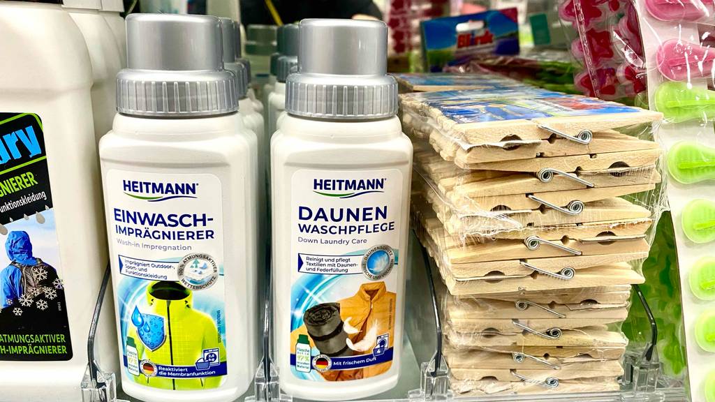Daunenwaschmittel-Test: Daunenwaschmittel in einem Regal stehend, neben anderen Artikel.