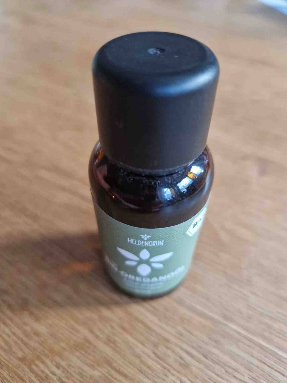 Im Test: Eine Flasche Oregano-Öl von schräg oben auf einer Holzfläche.