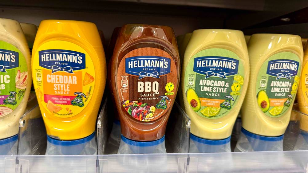 Die getestete Grillsauce steht neben anderen Saucen.