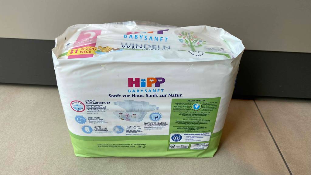 Windeln im Test: Packung Windeln Rückseite auf heller Oberfläche