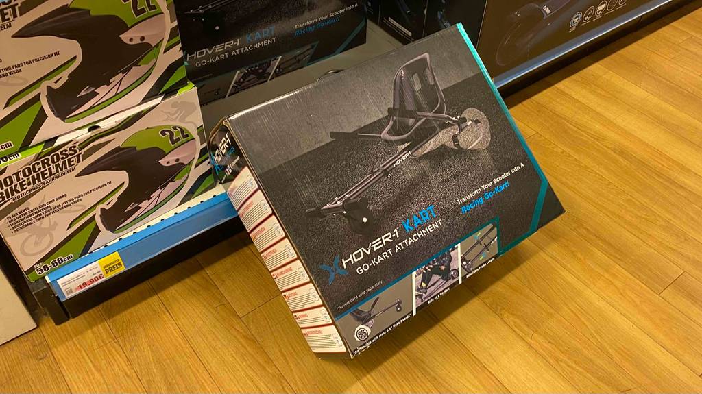 Im Test: An einem Regal lehnt ein verpacktes Hoverkart in Verpackung.