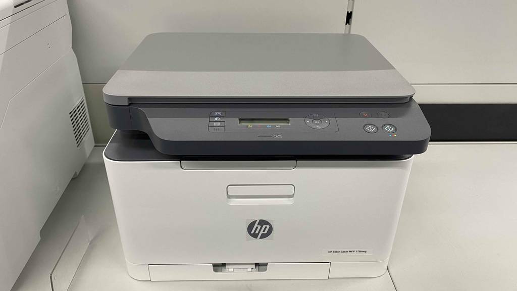 Ein getesteter HP-Farblaserdrucker steht vor einer hellen Wand.