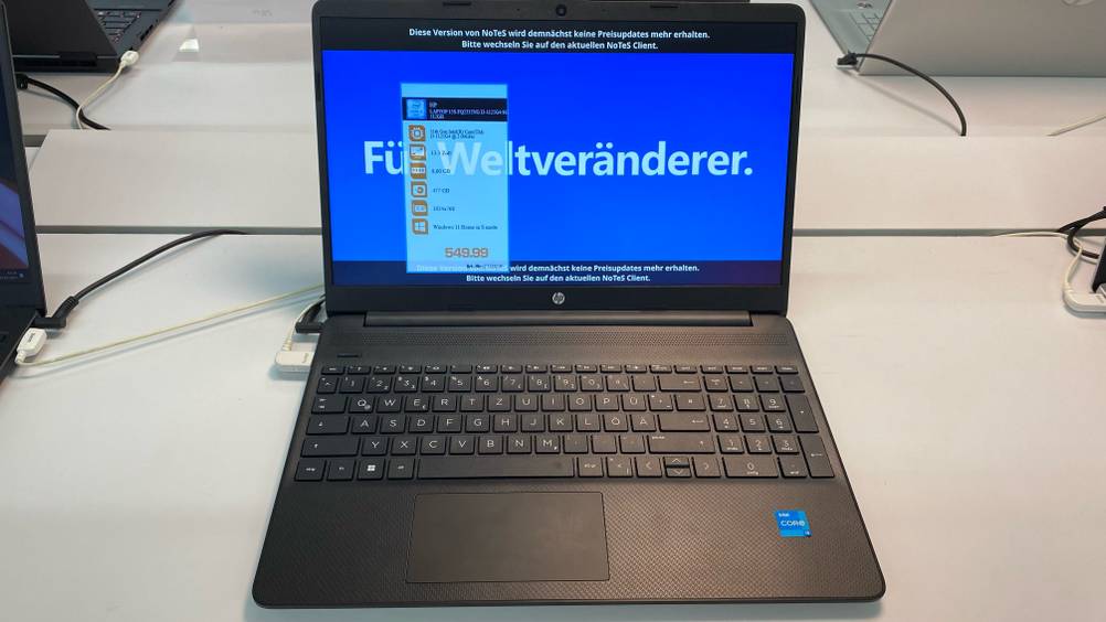 Im Test: Ein geöffnetes HP-Laptop von vorne auf einer hellen Oberfläche.
