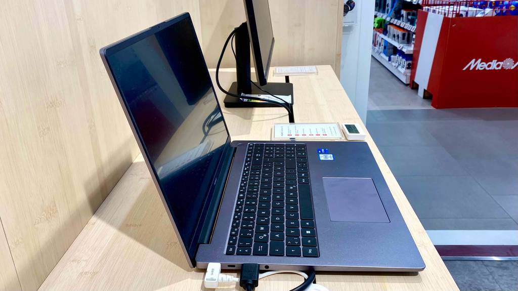 Business-Notebook getestet: ein Business-Notebook von der Seite ersichtlich.
