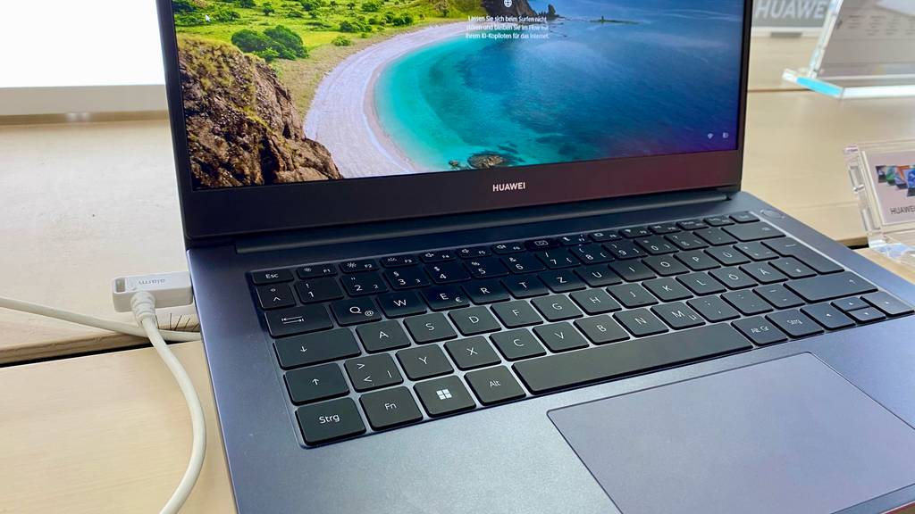 Huawei-Matebook im Test: eingeschaltetes Huawei-Matebook mit angeschlossenem Ladekabel.