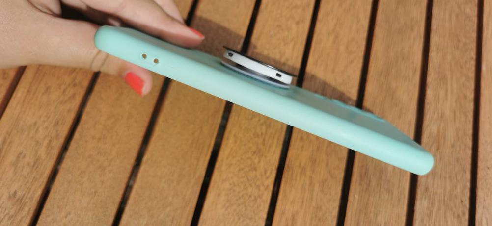 Huawei-P30-Hülle getestet: Eine Hülle von der Seite vor einer Holzfläche.