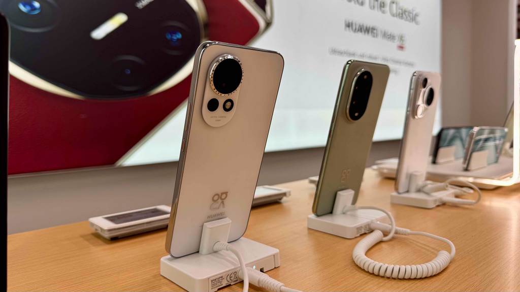 Das getestete Smartphone bis 600 Euro steht, mit Fokus auf die Hauptkamera neben weiteren Smartphones im Verkaufsbereich.