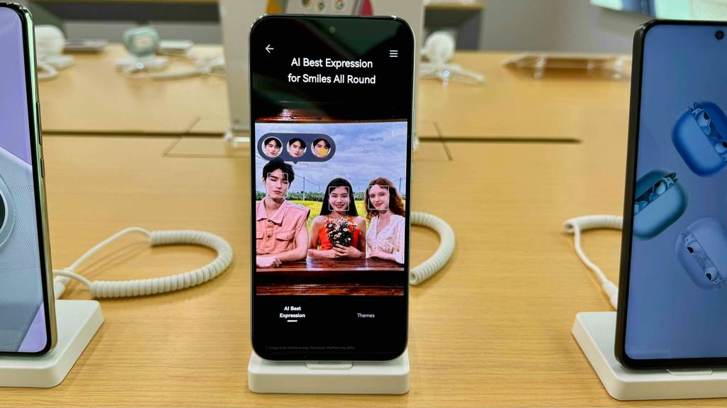 Im Test: Das Smartphone bis 600 Euro steht mit eingeschaltetem Display zwischen weiteren Smartphones im Verkaufsbereich.