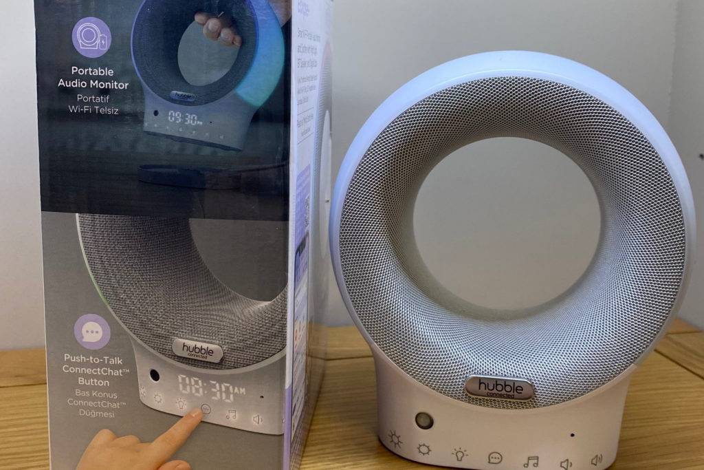 Babyphone-Test: Babyphone und Verpackung auf einer Holzfläche stehend.