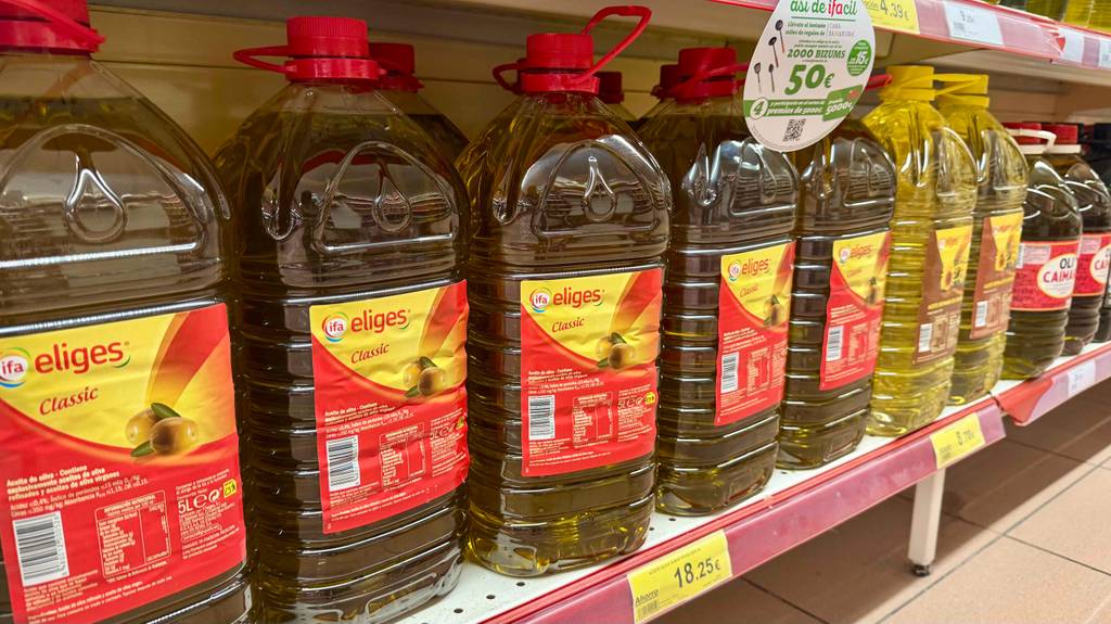 Das getestete Olivenoel im 5-l-Behälter steht in vielfacher Ausführung auf einem Verkaufsregal.