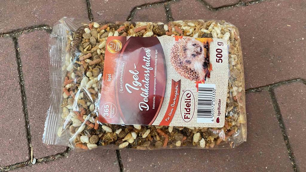 Igelfutter-Test: Ganzjahresfutter der Marke Fidelio in transparenter 500-g-Packung auf Steinbelag.