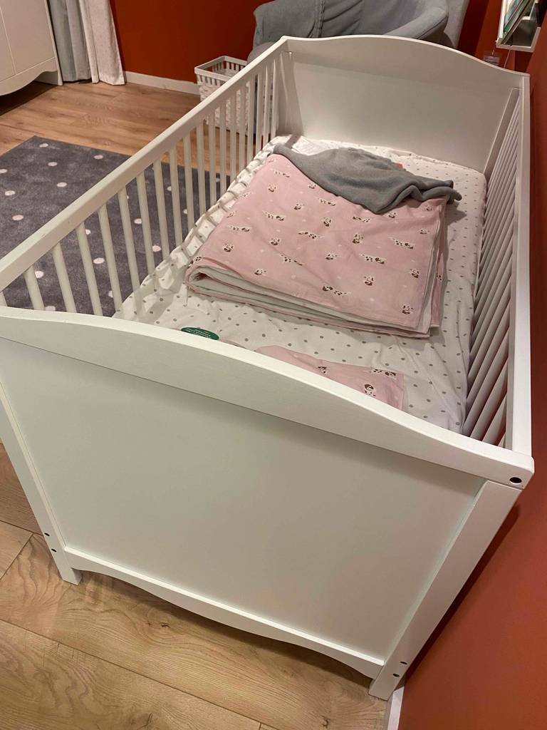 Gitterbett von oben fotografiert.