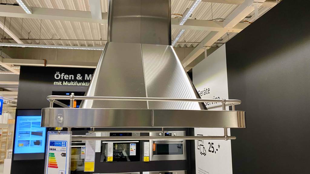 Dunstabzugshaube-90-cm im Test: eine Dunstabzugshaube in einem Geschäft ausgestellt, die von vorn ersichtlich ist.