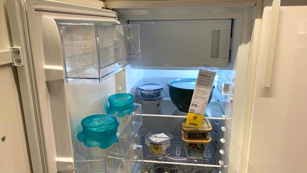 Einbaukühlschrank-mit-Gefrierfach-Test: ein geöffneter Einbaukühlschrank-mit-Gefrierfach mit Blick ins Innere, worin sich verschiedene Aufbewahrungsboxen befinden.