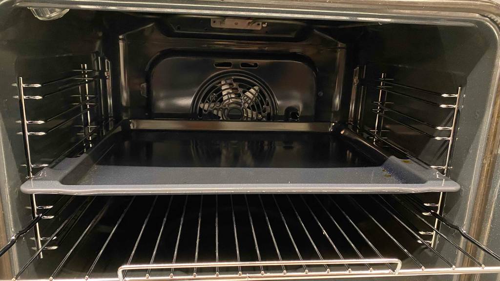 Heißluftofen getestet: Innenansicht eines Heißluftofens.