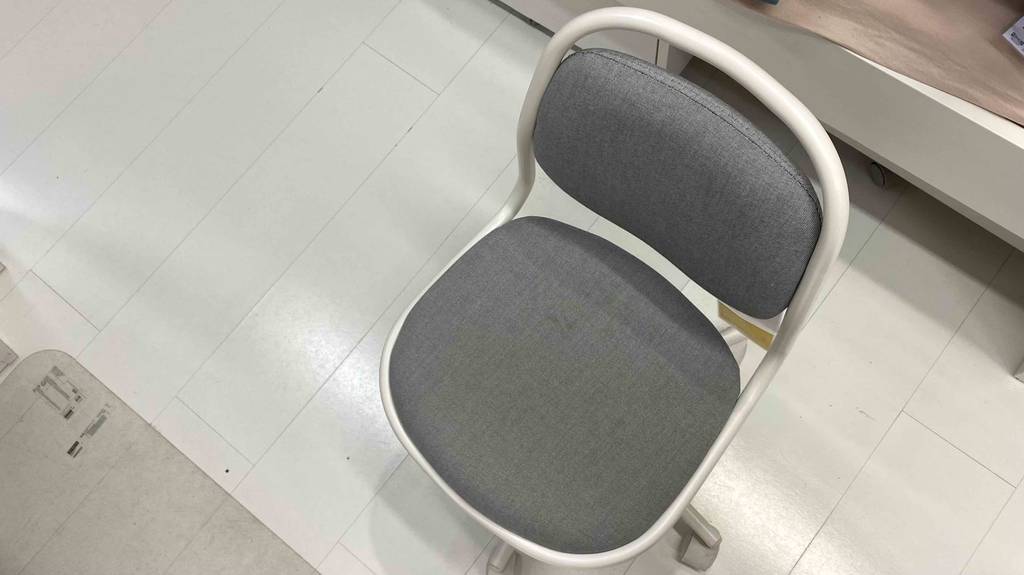 Im Test: Ein Kinderdrehstuhl von oben auf einer hellen Fläche.