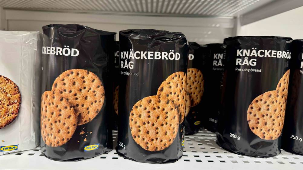Mehrere Packungen des getesteten Schwedischen Knäckebrots stehen in einem Regal.